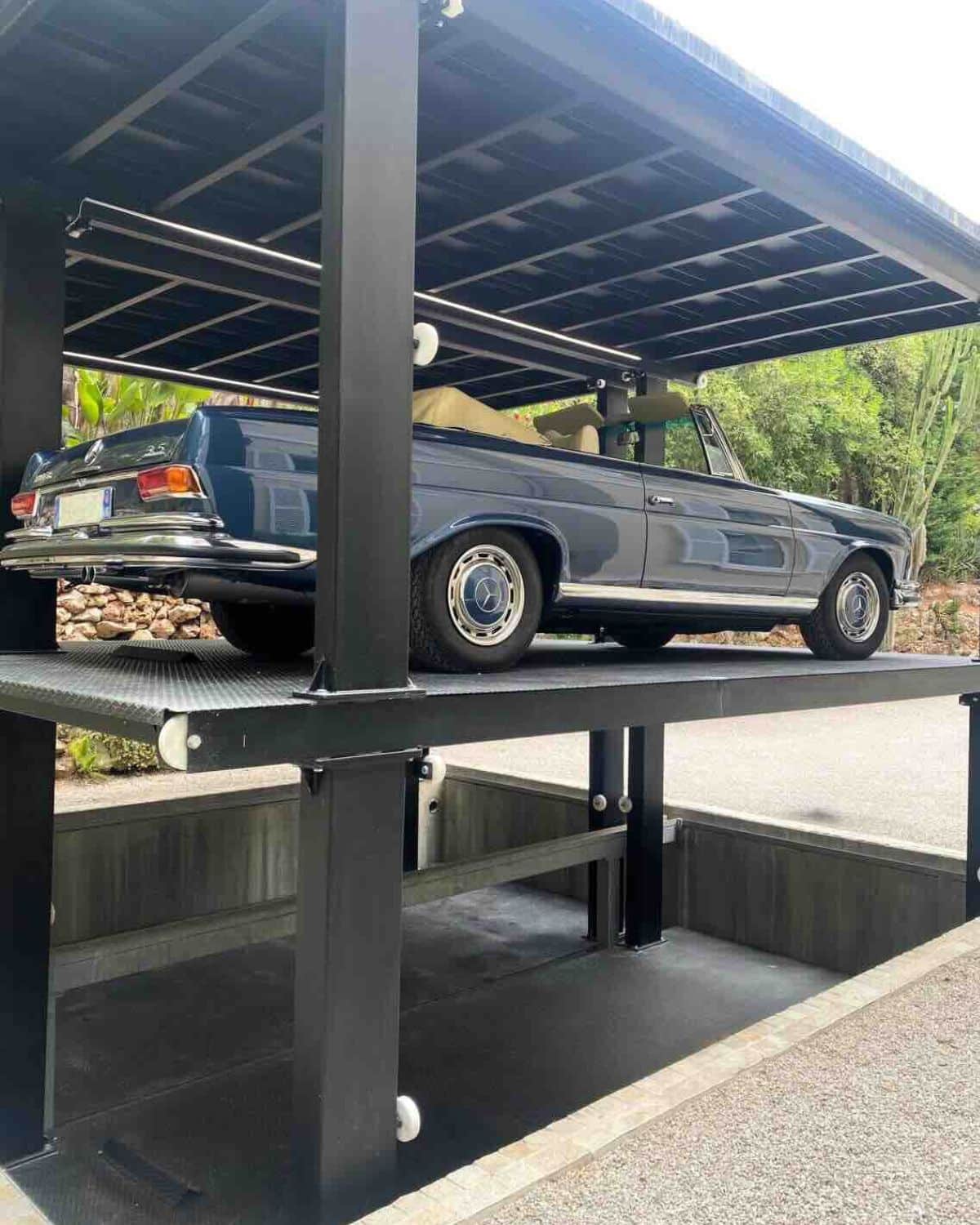 Monte voiture enterré